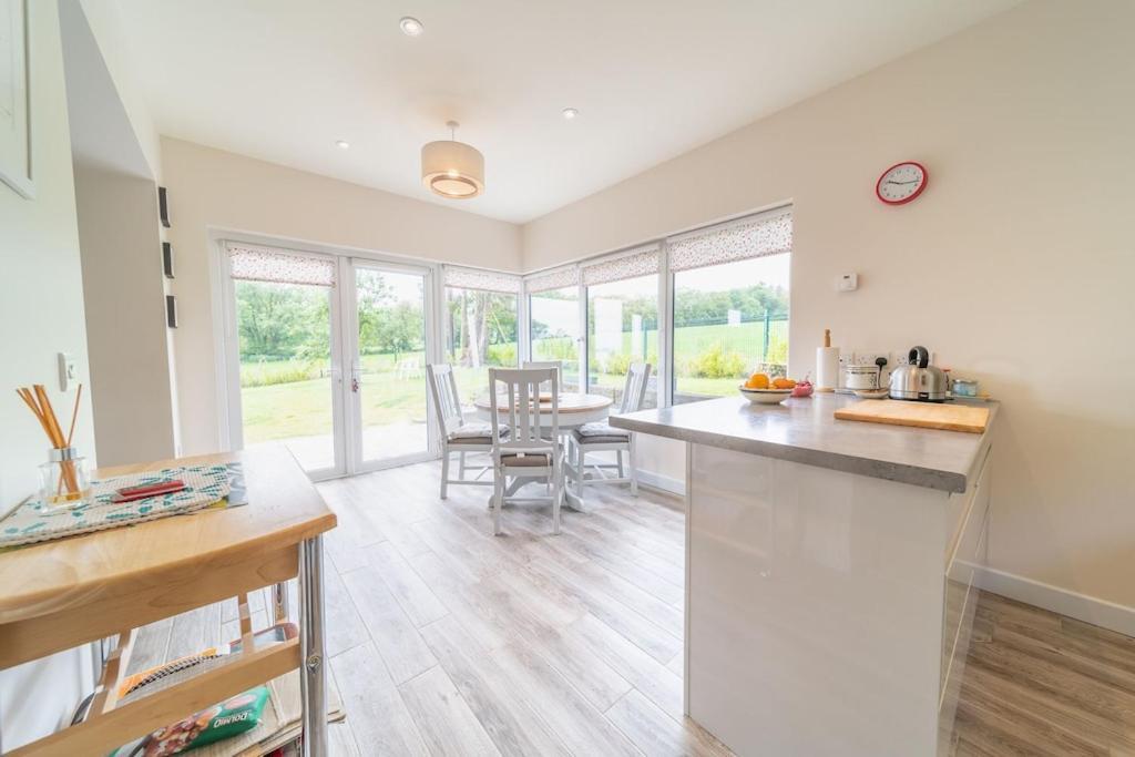 קורק 2 Bed Waterfront Property - Close To Courtmacsherry מראה חיצוני תמונה